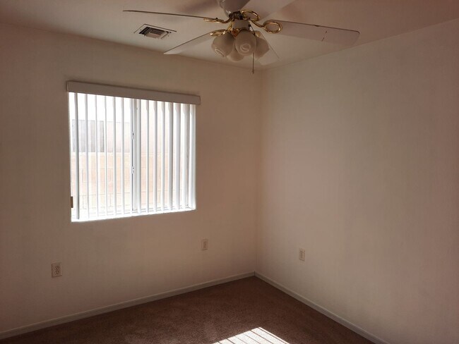 Building Photo - 4 bedroom/2 bath Home available in Bullhead City in Desirable El Camino Village.