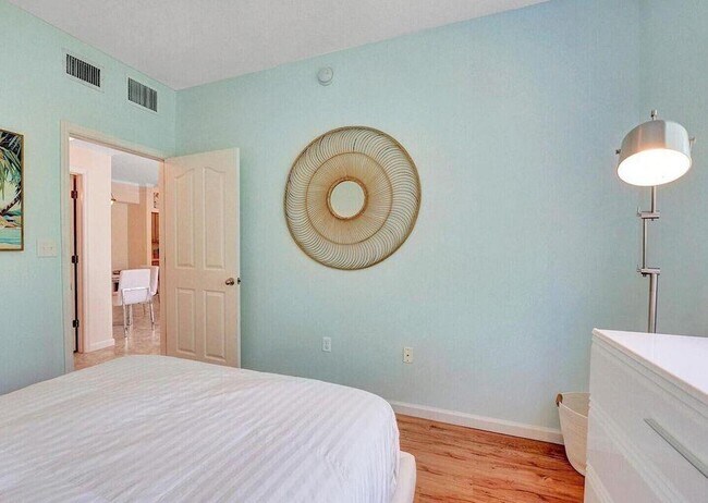 Building Photo - 9857 Baywinds Blvd