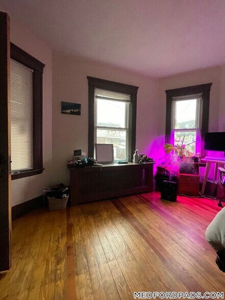 Building Photo - 352 Main St