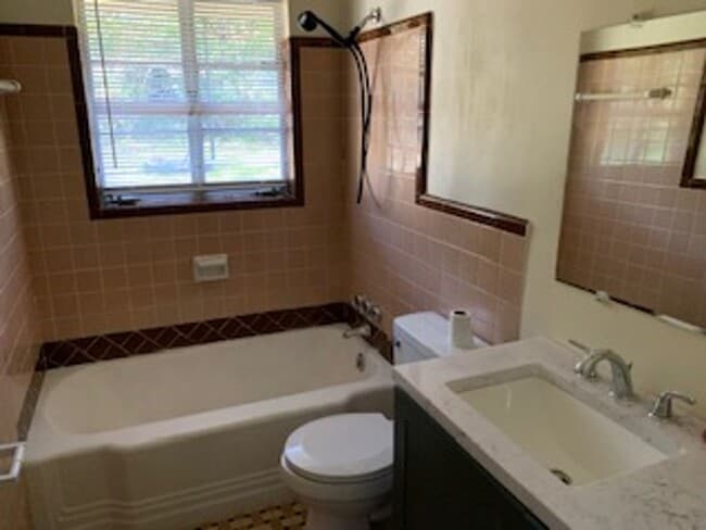 Building Photo - 3/2 Brick Home near USA campus