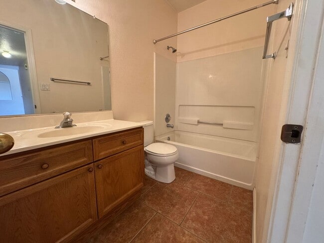 Building Photo - Cute Northwest Townhome!