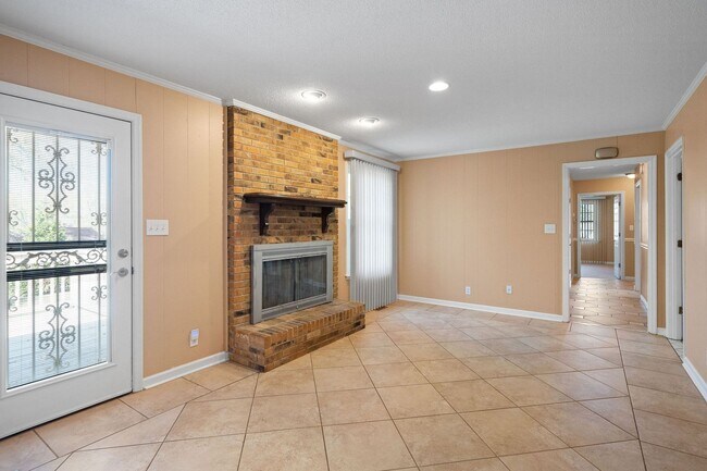 Building Photo - Move-In Special Available! Charming 3-Bedr...