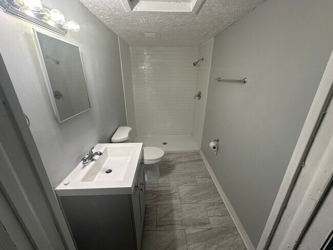 Building Photo - **Move in Ready** 3/2 Single Family home