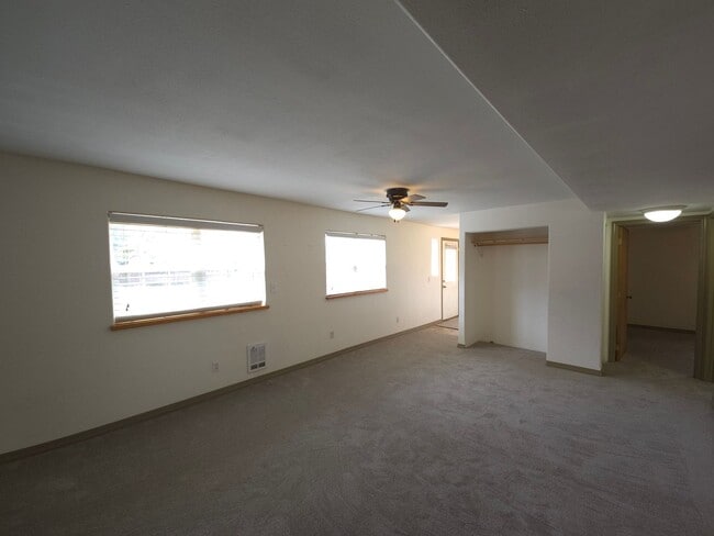 Building Photo - 3 Bedroom 2 Bath