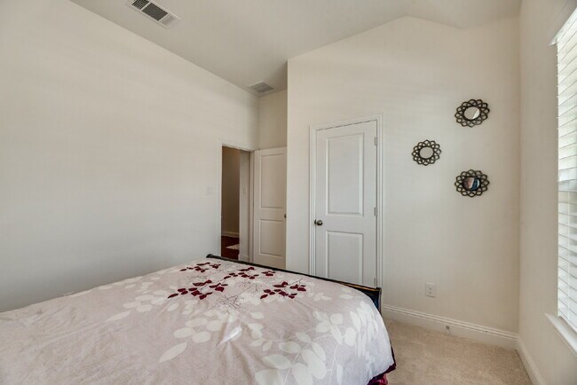 Building Photo - Charming 3-Bedroom Retreat with 2 Full Baths in Roanoke