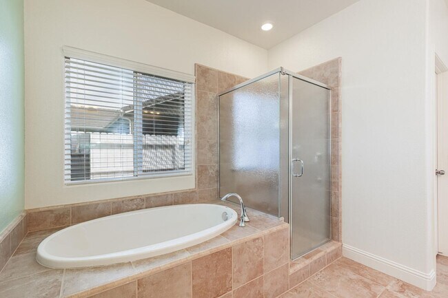 Building Photo - Amazing 3 Bedroom+Flex Room/2 Bath/3 Car G...