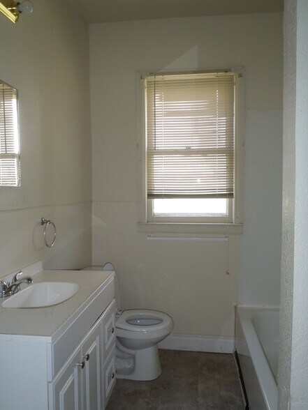 Building Photo - 708 McDonald St