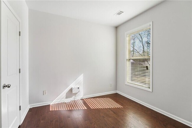 Building Photo - 5090 Breezewood Cir