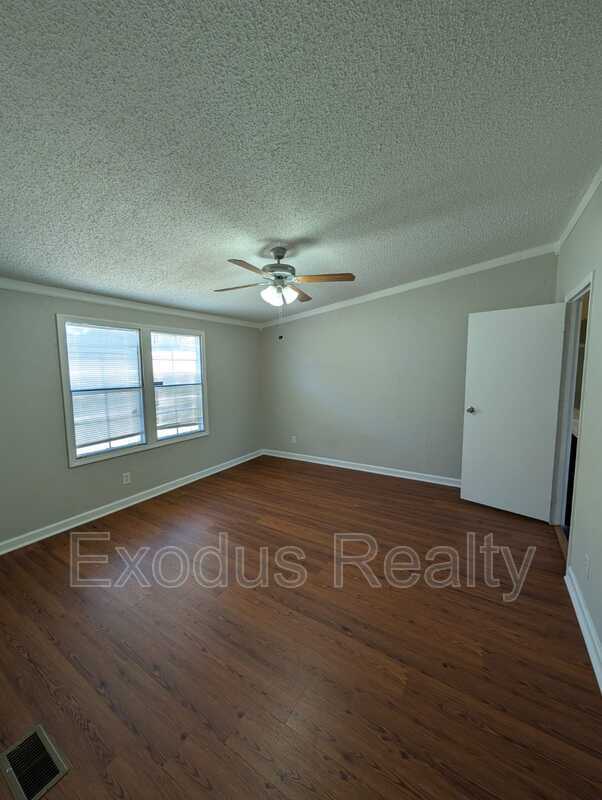 Building Photo - 10 Forest Manor Dr