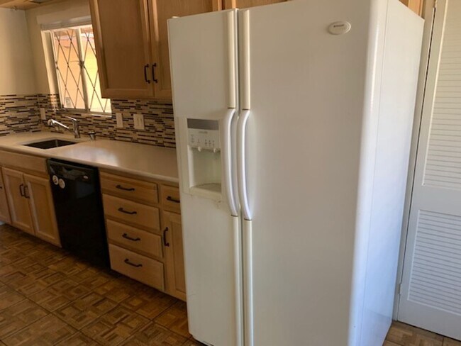 Building Photo - Spacious house with hardwood, handicap ramps, pet friendly, large garden with fruit trees