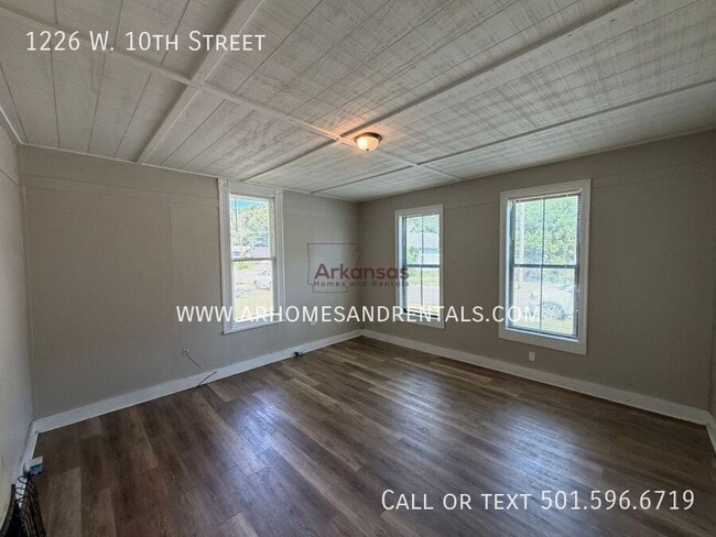 Building Photo - 1226 W 10th St