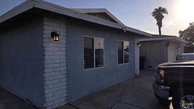 Building Photo - 1635 Ocotillo Dr