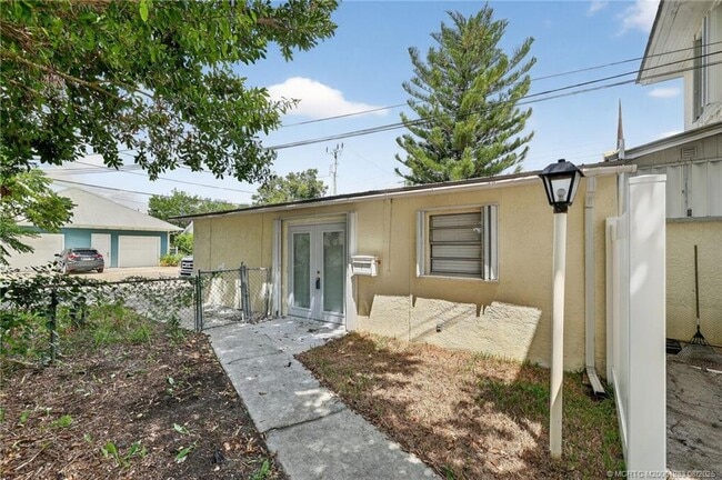 Building Photo - 410 SW California Ave