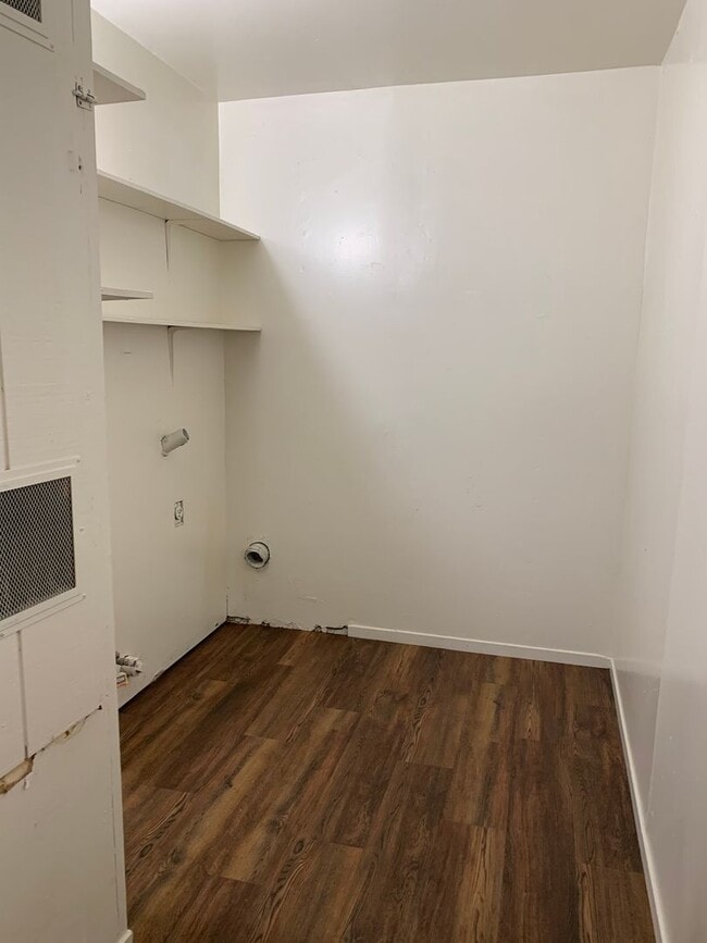 Building Photo - 3 bed 2 bath