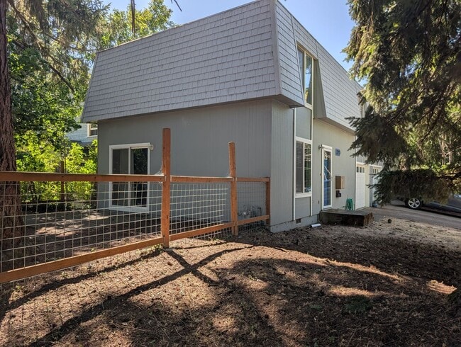 Building Photo - 3 Bedroom, 2.5 Bathroom 2-Story Duplex Wit...