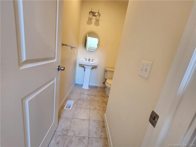 Building Photo - 13 Oak Branch Dr