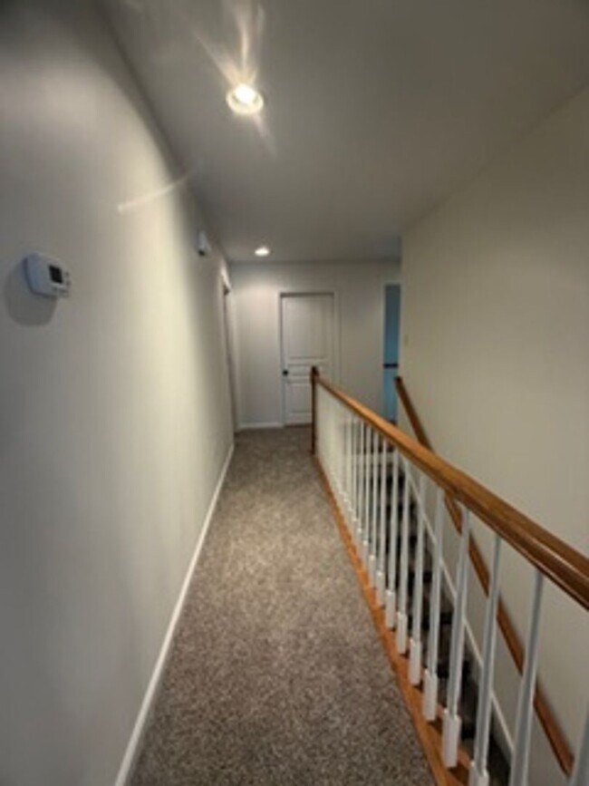 Building Photo - Knoxville Lovell Road Area 3 Bedroom 2.5 Bath with Garage Lawn Maintenance and Trash Pick up incl...