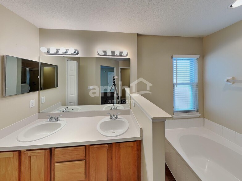 Building Photo - 1002 Chapeltown Cir N