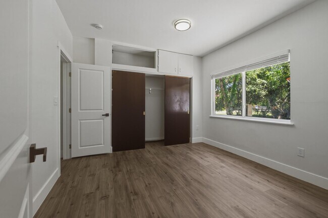 Building Photo - 12980 NE 10th Ave