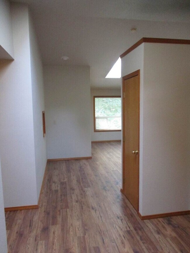 Building Photo - 2 bedroom 2 bath single story Duplex