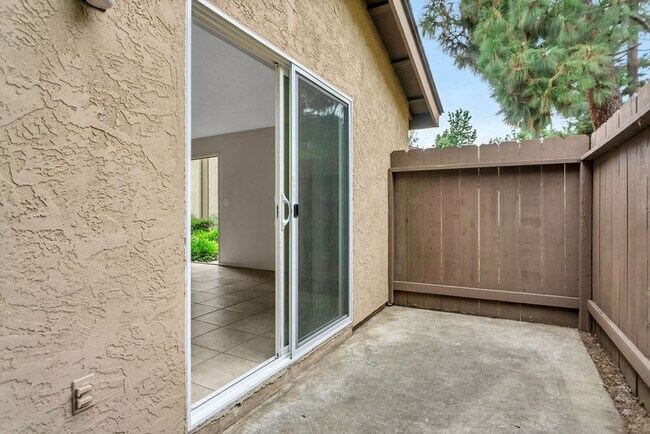 Building Photo - Great three bedroom/two bath single level corner townhome in UTC!