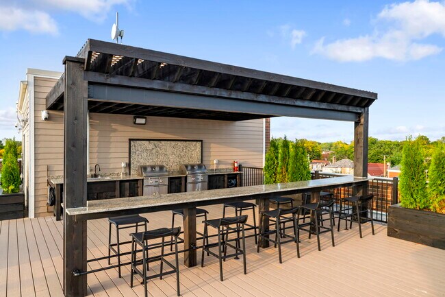 Building Photo - 1610 N Normandy Ave