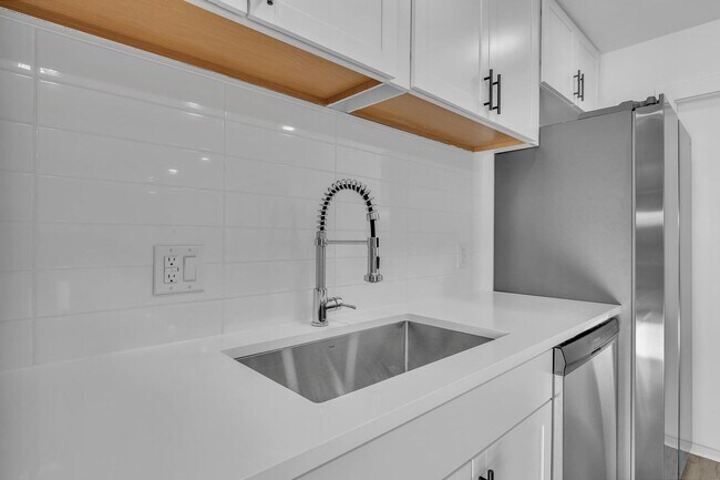 Building Photo - ASU 5 BEDROOM/ 2 BATH WITH POOL!!