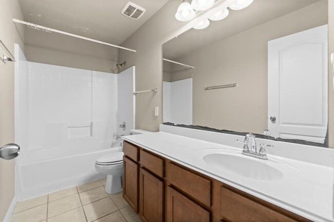 Building Photo - 2827 Lockeridge Oaks Dr