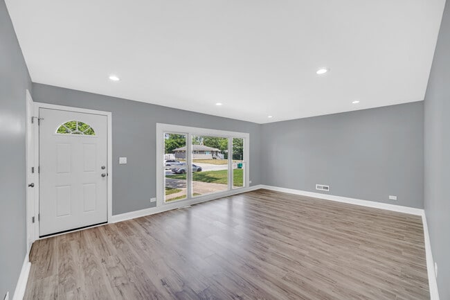 Building Photo - 8011 Monaldi Dr