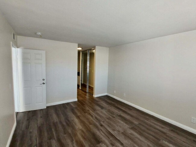 Building Photo - Recently Renovated 3-Bed, 2-Bath Condo