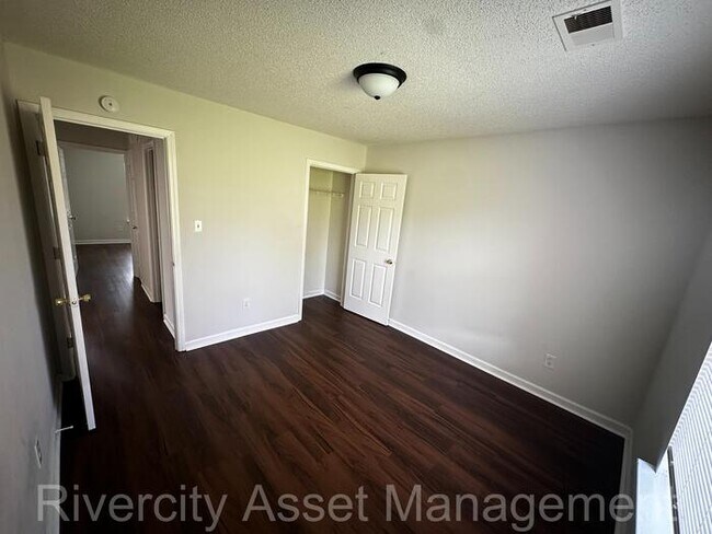 Building Photo - HUGE BACKYARD!!!!!! SECTION 8 FRIENDLY!!!!!