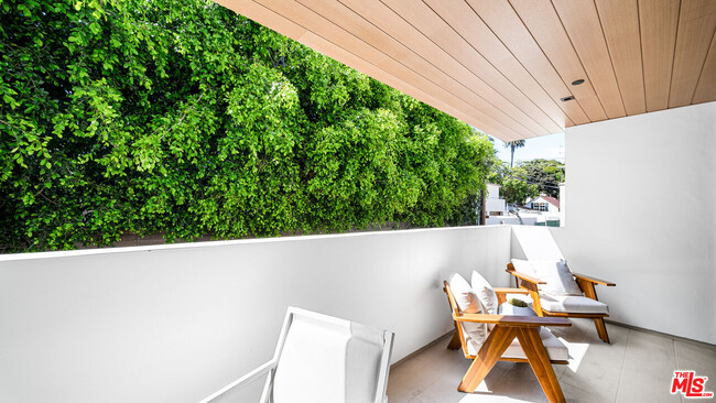 Building Photo - 153 San Vicente Blvd