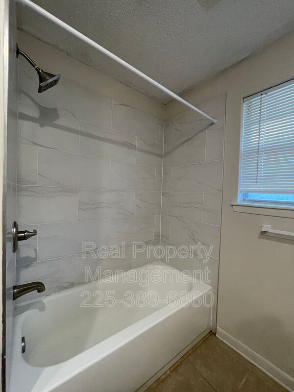 Building Photo - 8933 Baronne Dr