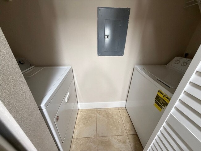 Building Photo - ANNUAL RENTAL - 1 BED / 1 BATH AT OASIS WITH LAKE VIEW