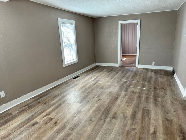 Building Photo - 2 Bedroom 1 Bath walking distance to downtown in Amazing Neighborhood