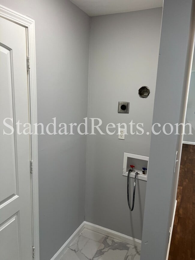 Building Photo - 2344 Clarissa Dr NW