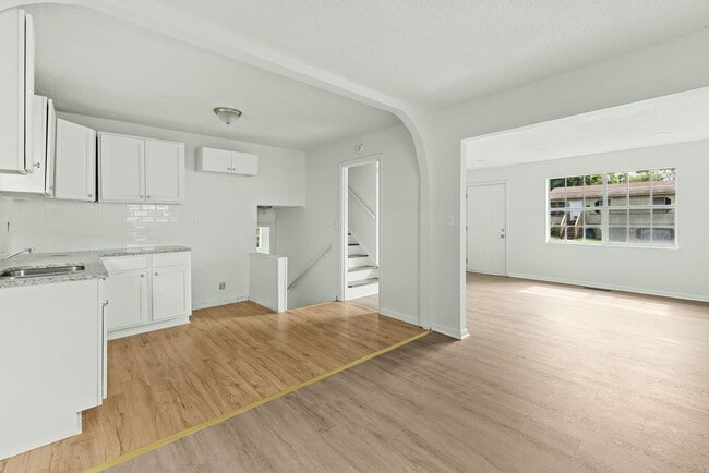 Building Photo - Spacious beautiful 4-bedroom 2.5 bath home