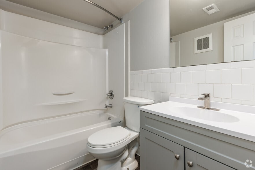 2BR, 1BA - 750SF - Bathroom - Colonial Pines