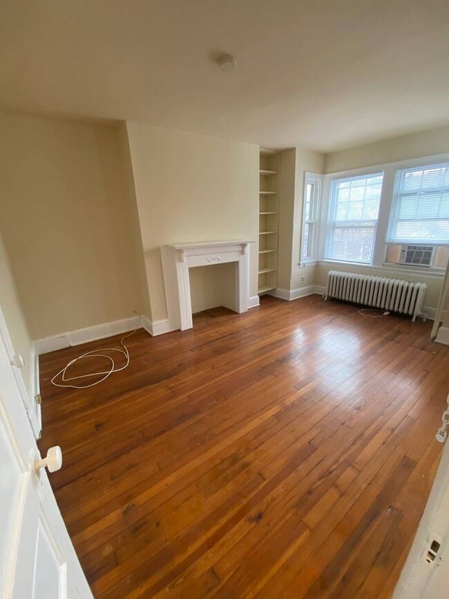 Building Photo - Incredibly Charming 3 Bedroom 2 Bath Victorian Style Farmhouse in Mount Pleasant! Just Steps From...