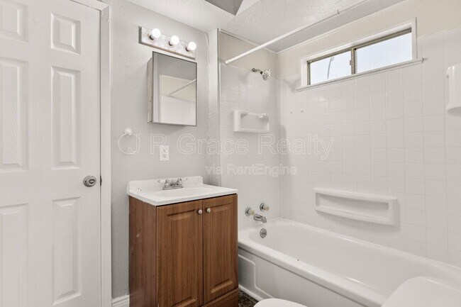 Building Photo - 807 W Sabine St