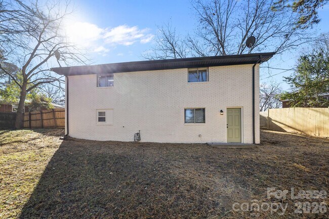 Building Photo - 801 Davenport St