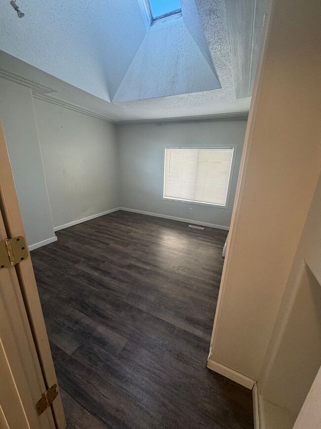 Building Photo - Beautiful 4 bedroom, 2 bathroom House