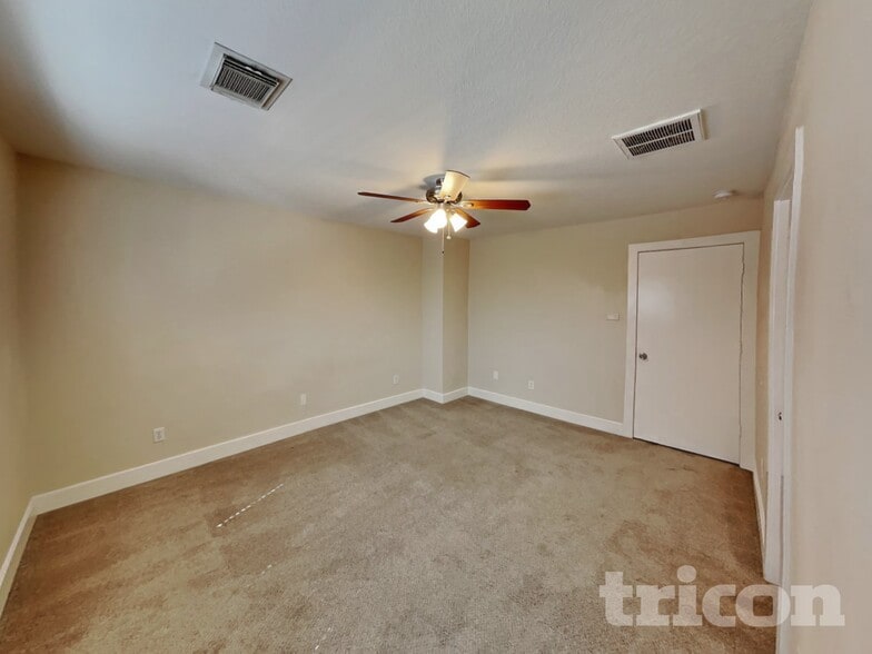 Building Photo - 823 Lightningbug Ln