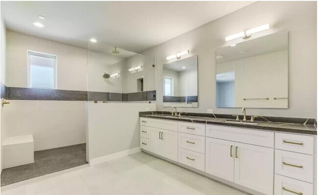 Building Photo - 1111 E Missouri Ave