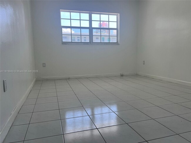 Building Photo - 325 Ocean Dr