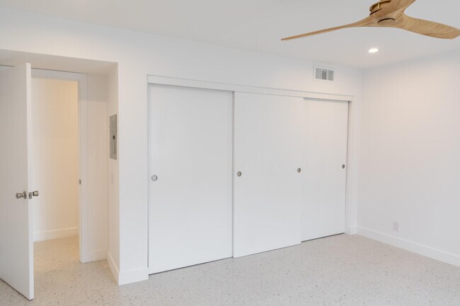 Building Photo - 1400 E Palm Canyon Dr