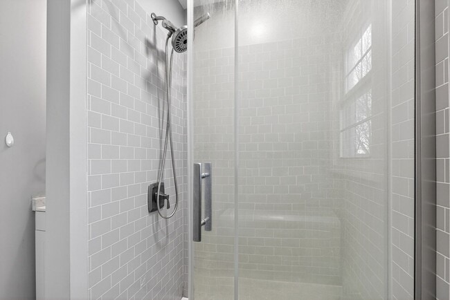 Building Photo - Studio in Newark Showing Saturday 2/14 9:30am-9:45am and Tuesday 2/17 1pm-1:30