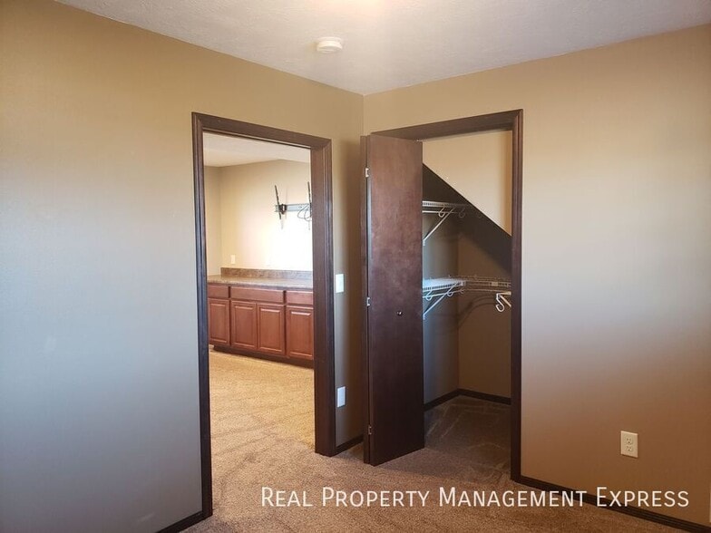 Building Photo - Lovely 4 Bed 2 Bath Home with a Huge Deck and Massive Fenced-in Yard