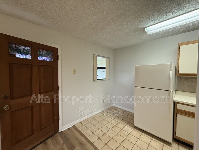 Building Photo - 195 Cardinal Dr