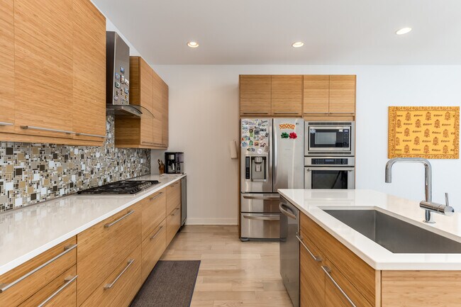 Building Photo - 922 N Hermitage Ave